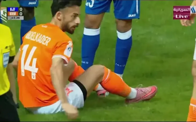 أحمد عبد القادر يتعرض للإصابة خلال مباراة الكرمة والنجف
